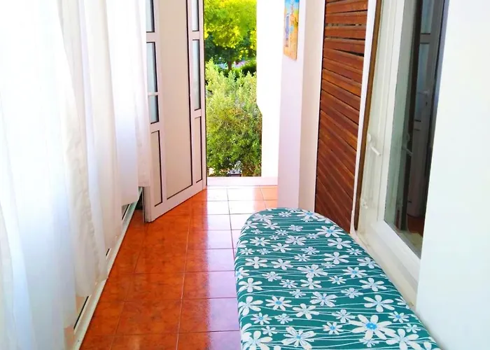 Pomalo Retreat, Your Calm Escape Near The City, Sunlit Terrace, Space & Comfort And Parking Lägenhet *